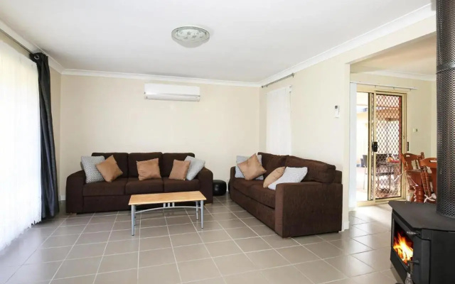 Kingfisher - Pet-Friendly - 10 Mins to Hyams Beach