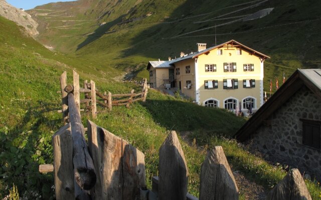 Отель Berghotel Franzenshöhe Стельвио вид на фасад