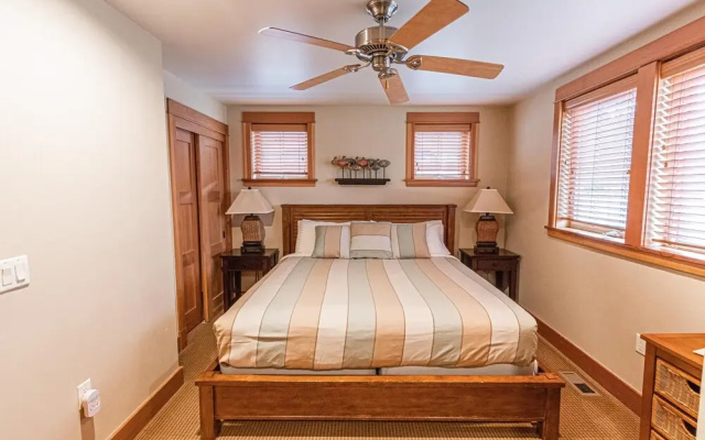 Lodges at Cannon Beach B2
