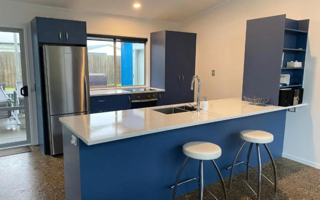 Sands Beach House - Matarangi Holiday Home