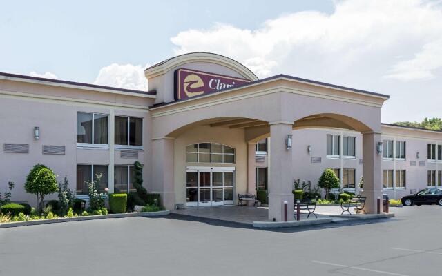 Отель Clarion Inn and Summit Center вид на фасад