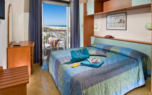 Hotel Aragosta Римини комната для гостей