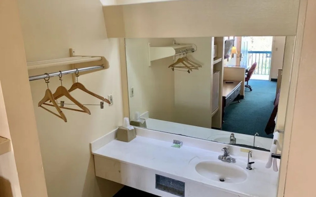 Deluxe Inn & Suites