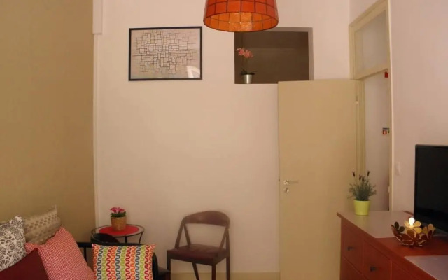 Sunny orange garden apartment in central Lisbon