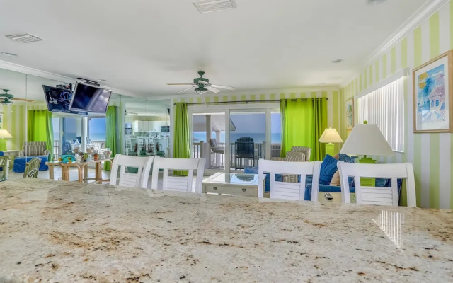 Sunset Villas 4 Awesome Views/2 Balconies/pool/deck/bbq!