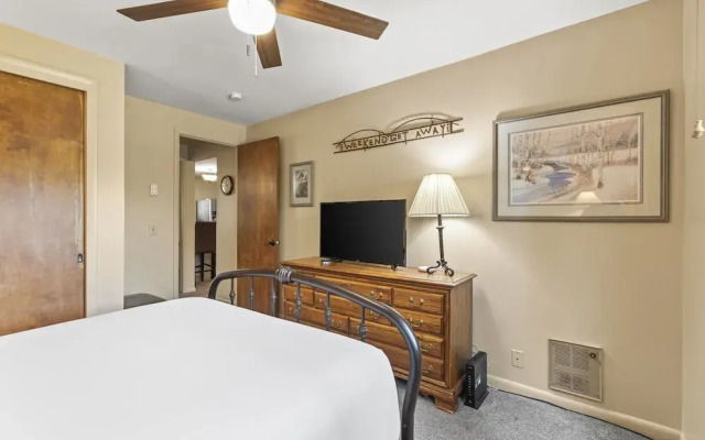 Snow Flower 068 3 Bedroom Condo by RedAwning