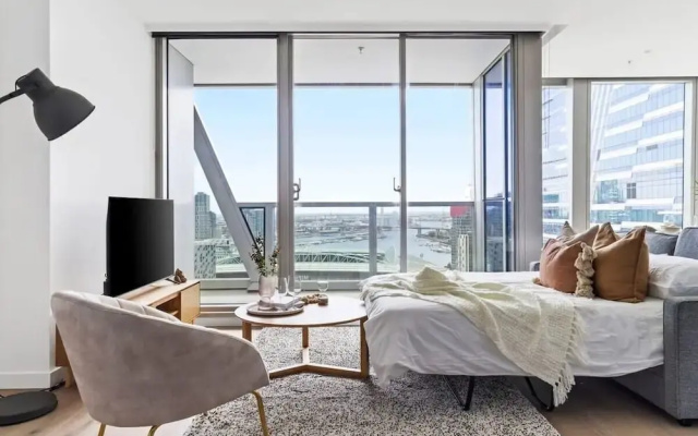 A Stylish 3BR Apt With Harbour Views, Free Parking