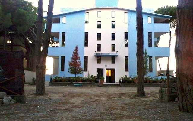 Argjendi Hotel Голем вид на фасад