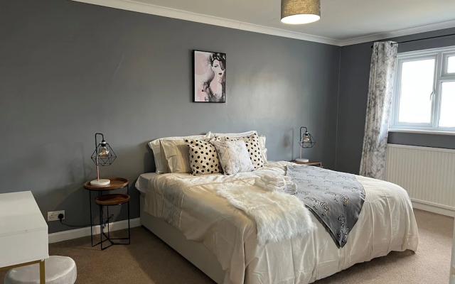 Charming 4-bed House in Cheltenham, Free Parking