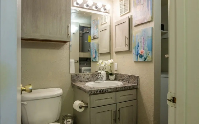 Eastside 1 & 2 BR Apts with balcony by Frontdesk
