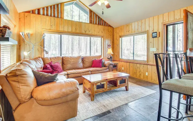 Family-friendly Hideaway Cabin in Lakeside!