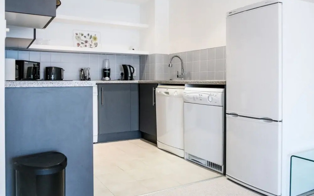 Modern Home by River Thames W/aircon, 4 Guests