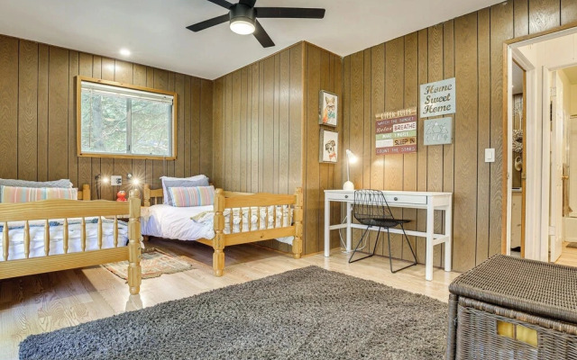 Overlooking Lake Gregory! Crestline Family Cabin