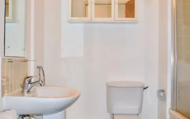 Modern 1 Bedroom Apartment Near the River