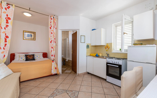 Beach Apartment Alenka Yellow