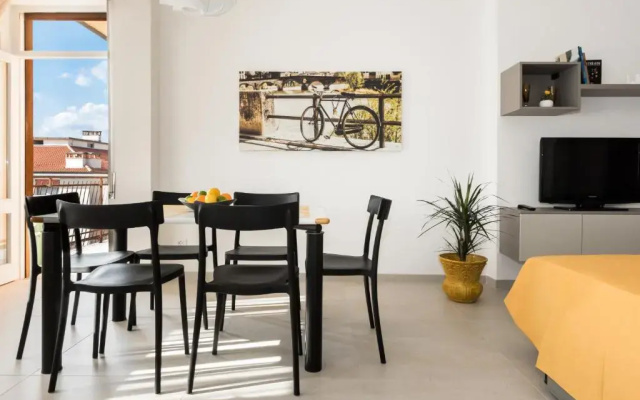 Civico40 Luminoso appartamento con balconi e garage privato