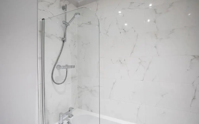 Elliot Oliver - Chic 2 Bedroom Town Centre Apartment