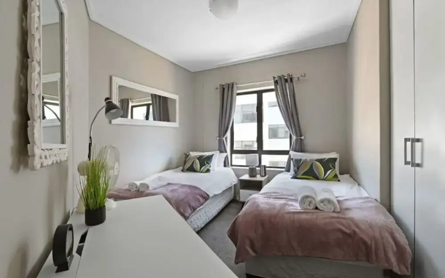 Modern 3-bed Apt Designer Touch Mountain Views