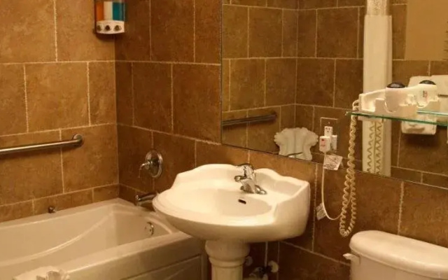 Lake Grassy Inn & Suites