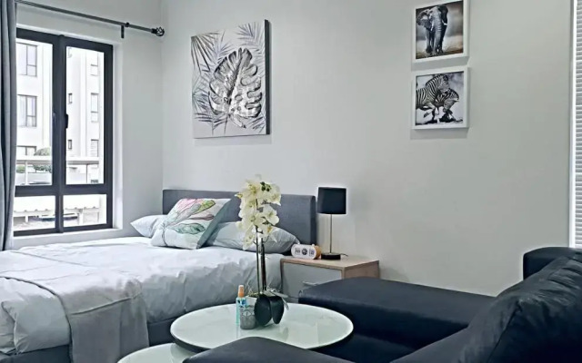 Secure, Self-Catering Studio in Sunninghill, Sandton