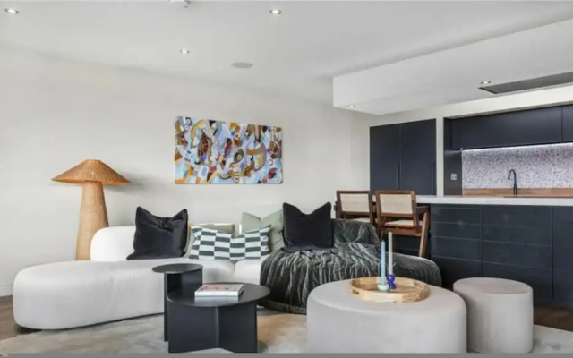Stunning Shoreditch Penthouse Red5