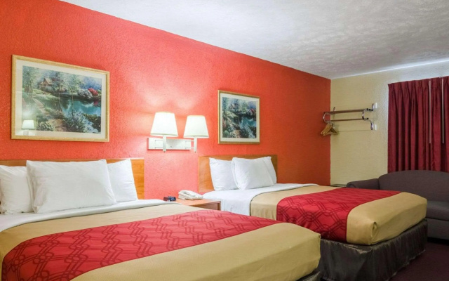 Econo Lodge Interstate 35 Exit 183