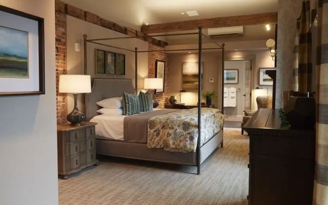 Farmer's Creekside Tavern & Inn