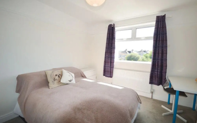 Fantastic 4 Bedroom House In Bath With Garden