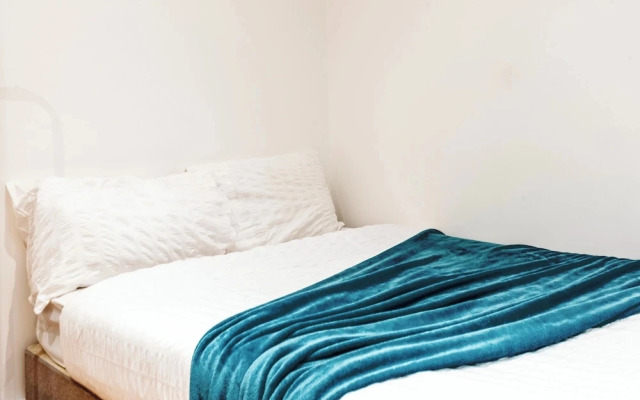 Central - Sleeps 2 - Near Transport - Parking