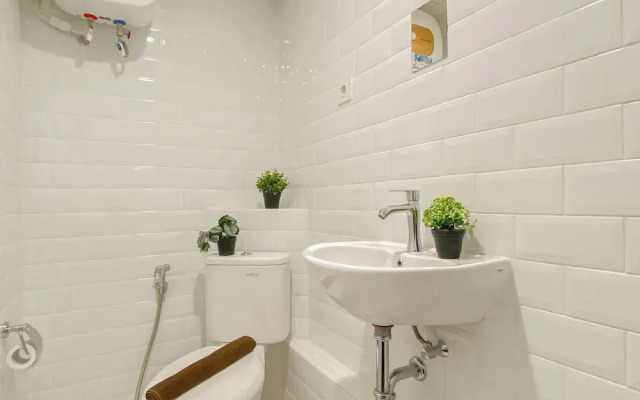 Simple And Modern Studio At Apartment Kingland Avenue
