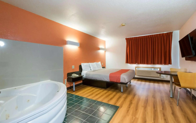 Motel 6 Davenport, IA