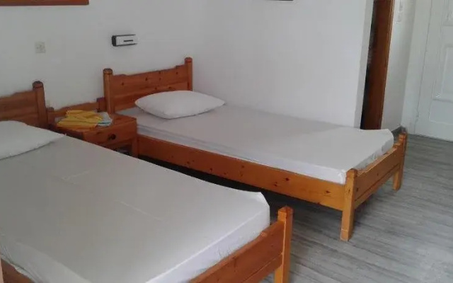Prombona Petrino Spiti Studios