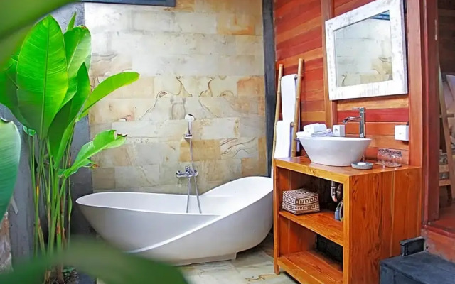 Romantic deluxe 0ne-bedroom wooden villa 3