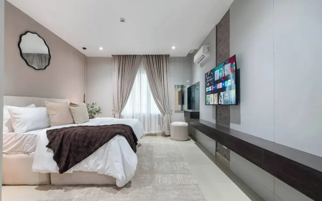Chic Waterfront 2BR in Lekki Phase 1 - 5 Star Apt