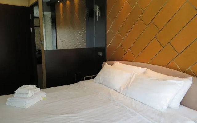 7A - 2 Bedrooms and 2 Bathrooms Located at Downtown Apartment With Shared Pool