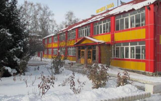 Отель Otel Issyk-Kul-Karakol Кыргызстан, Каракол - отзывы, цены и фото номеров - забронировать отель Otel Issyk-Kul-Karakol онлайн вид на фасад