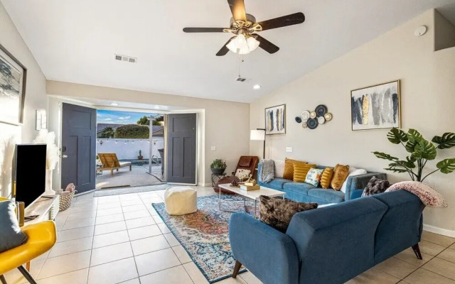Relaxing 4BR Retreat w/ Refreshing Pool