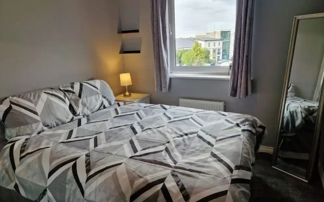 Stylish 2-bed Apartment - Sleeps 4, Parking & Wifi