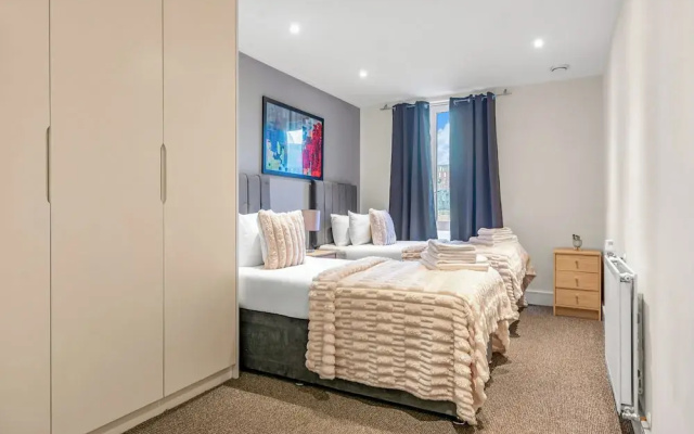 Two Bedroom Apartment in Limehouse