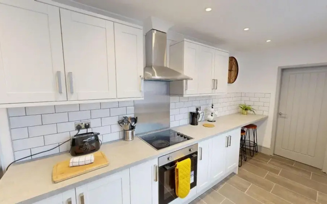 Central, Stunning 3-bed House - Free Parking