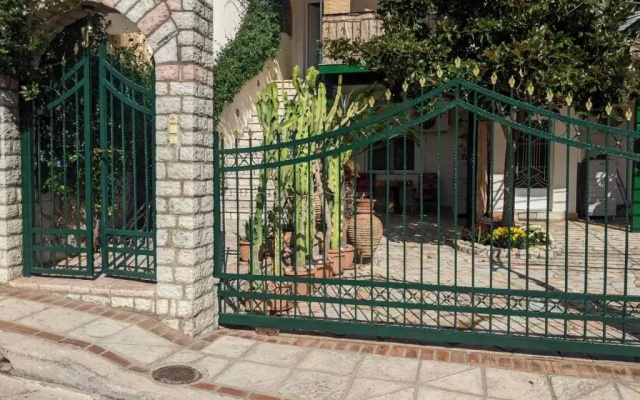 Γκαρσονιέρα 32τμ με αυλή και πάρκινγκ
