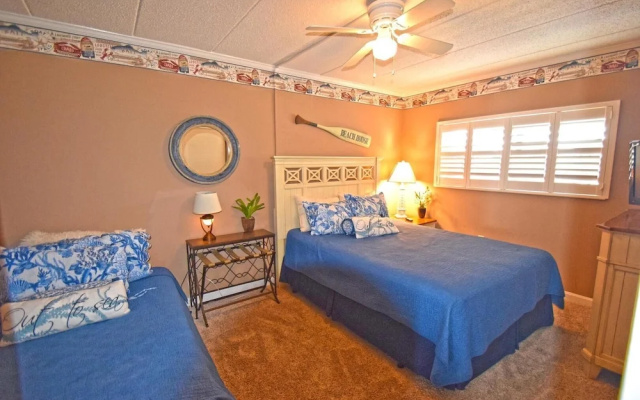 Harbour Island 102M 2 Bedroom Condo by RedAwning