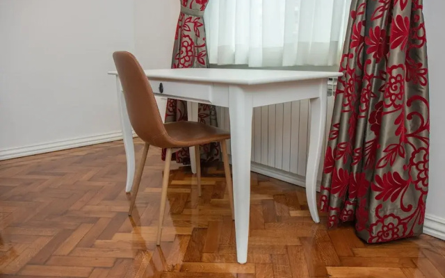 Crown Apartment
