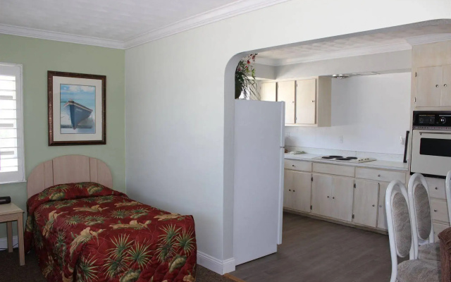 Shoreline Suites & Cabana Cottages