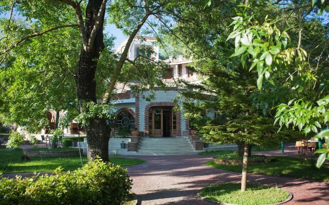 Hotel Livia Саранда вид на фасад