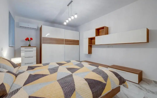 Cosy Apartment Steps to St George's Bay