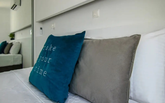 Phaedrus Living: Seaside Luxury Flat Lighthouse 65