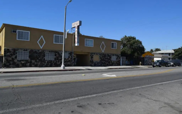 Top Hat Motel