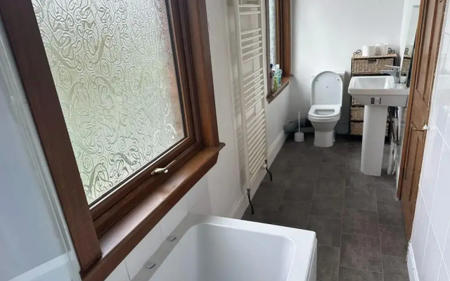 House- Parking, Garden & Central Location