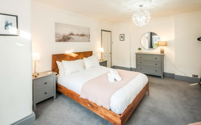 Spacious 1Br Flat In Wanstead: Garden & Comfort